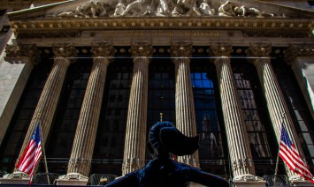 bronze statue in front of NYC Stock Exchange
